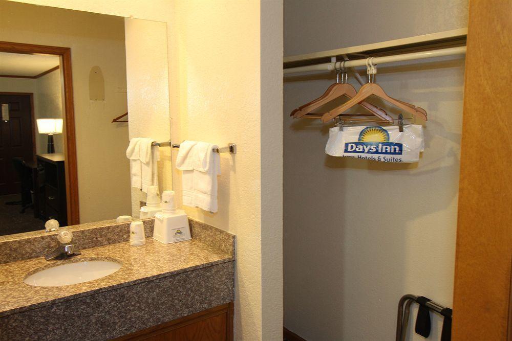 Days Inn Kansas City-Worlds Of Fun Экстерьер фото