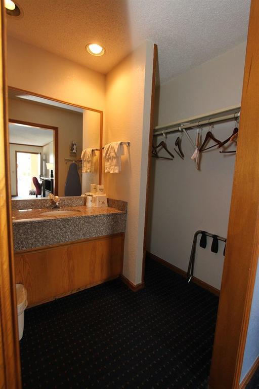 Days Inn Kansas City-Worlds Of Fun Экстерьер фото