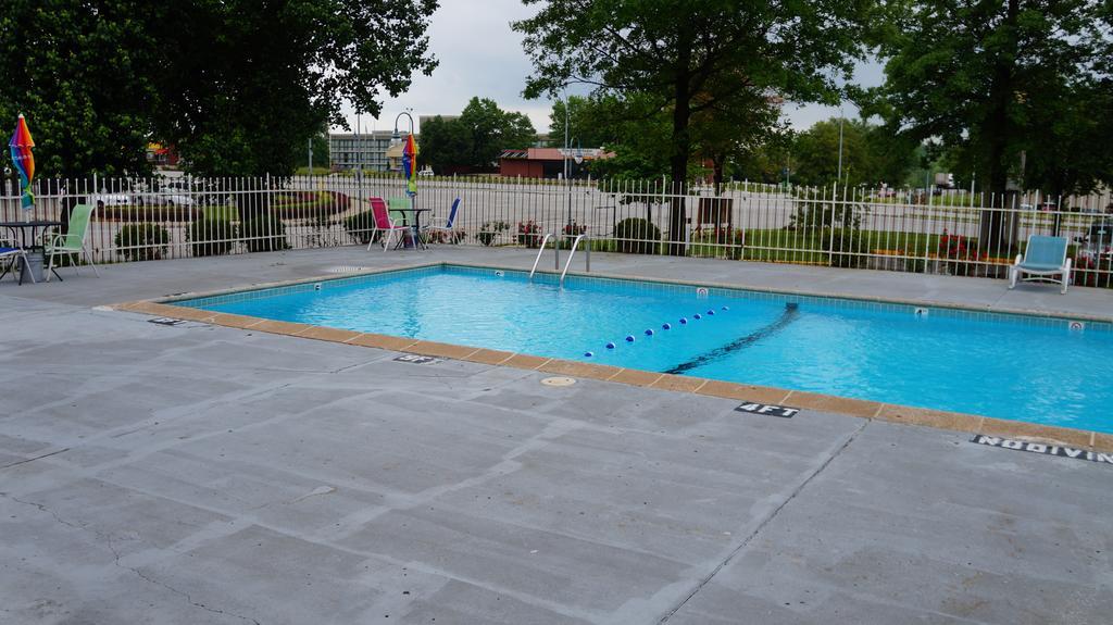 Days Inn Kansas City-Worlds Of Fun Экстерьер фото