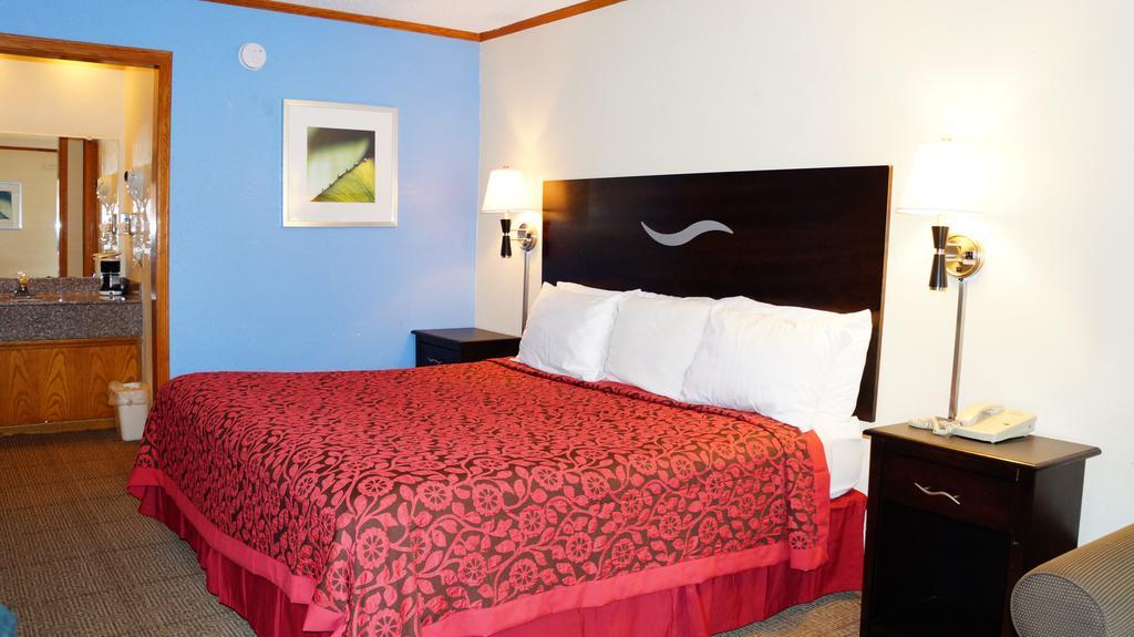 Days Inn Kansas City-Worlds Of Fun Экстерьер фото