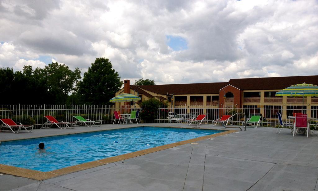 Days Inn Kansas City-Worlds Of Fun Экстерьер фото