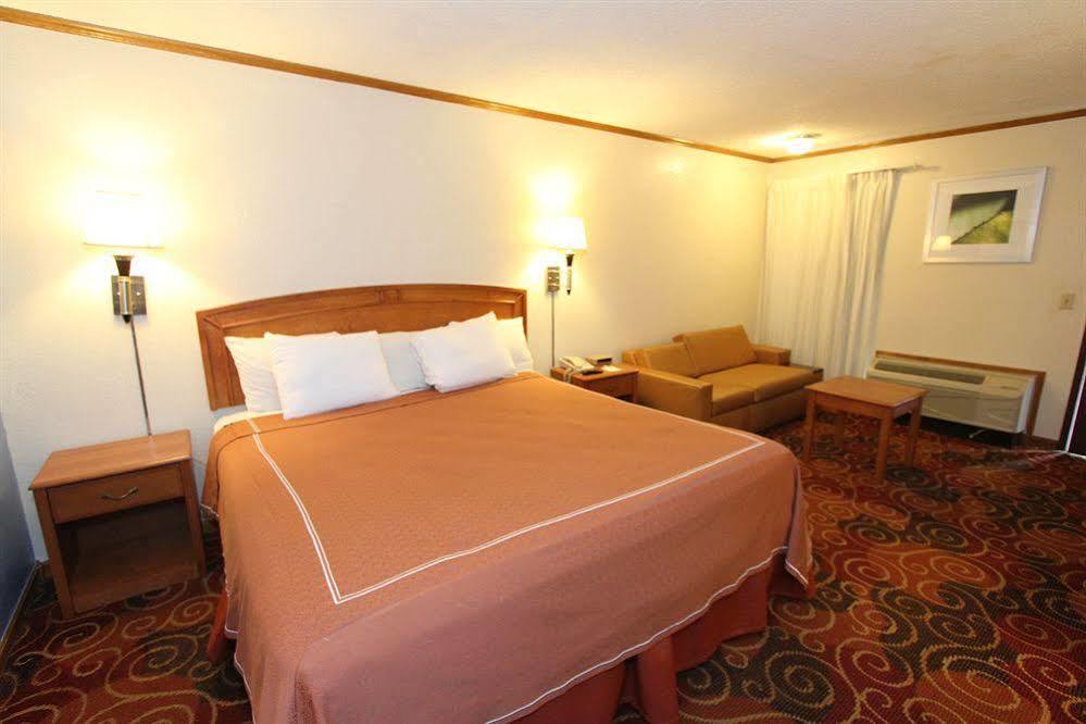 Days Inn Kansas City-Worlds Of Fun Экстерьер фото